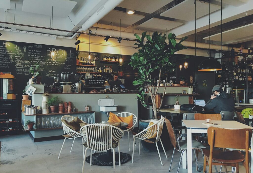 Modern kafe iç mekânı — yerel SEO ile haritada öne çıkan bir işletme örneği