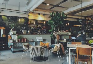 Modern kafe iç mekânı — yerel SEO ile haritada öne çıkan bir işletme örneği