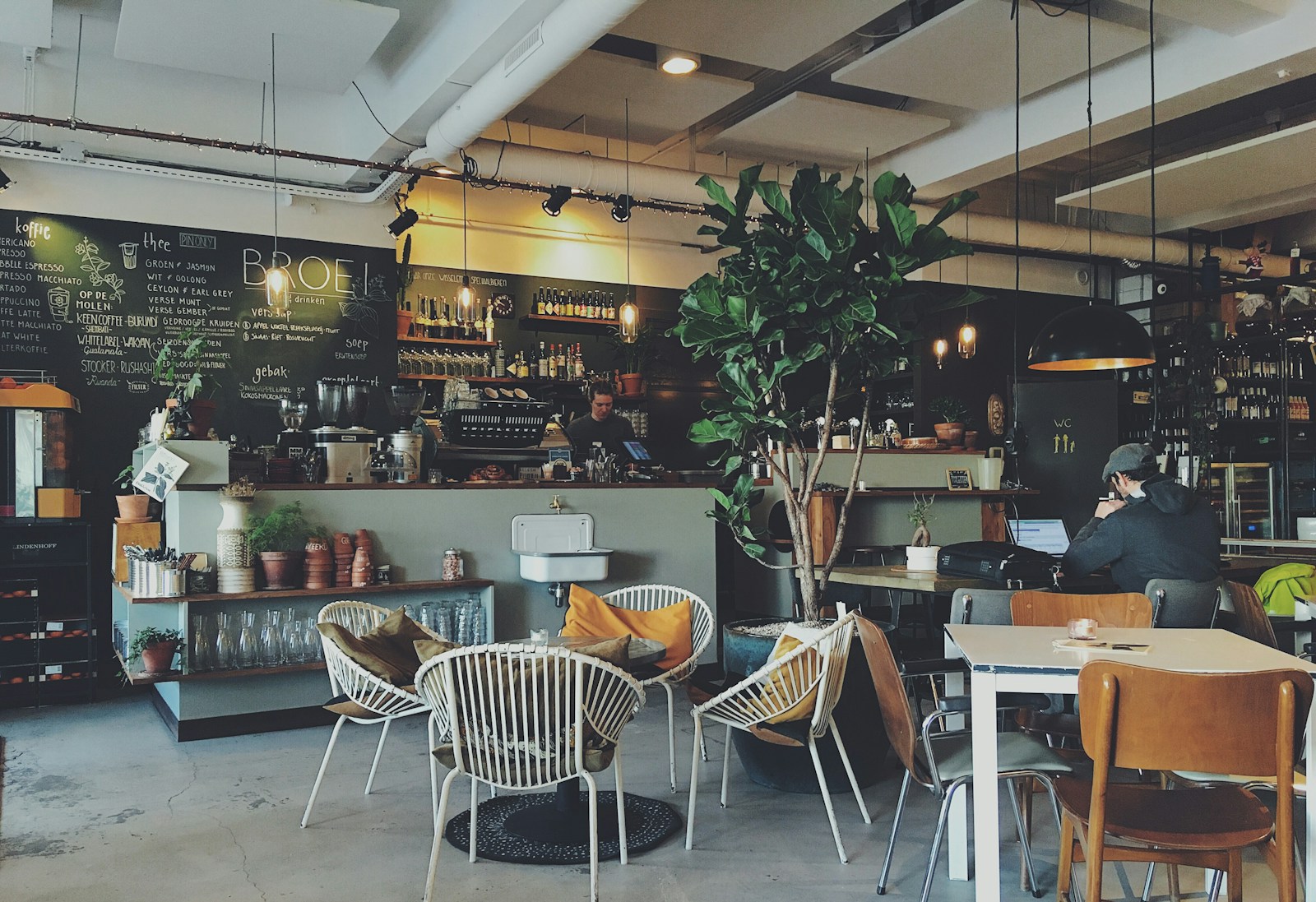 Modern kafe iç mekânı — yerel SEO ile haritada öne çıkan bir işletme örneği